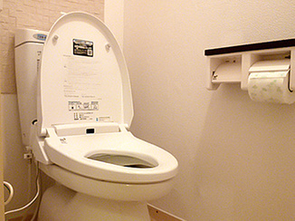 トイレリフォーム カビだらけのトイレを防水仕様に変身