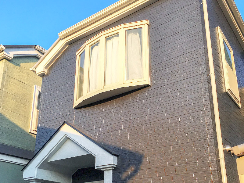 立川市の外壁 屋根リフォーム事例 オシャレな色の外壁塗装 コーキングも打ち替え防水性up