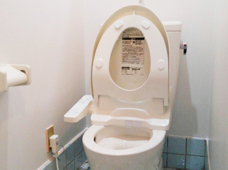 トイレリフォーム パネル材を使用し、お手入れが簡単に！明るく爽やかな印象のトイレ