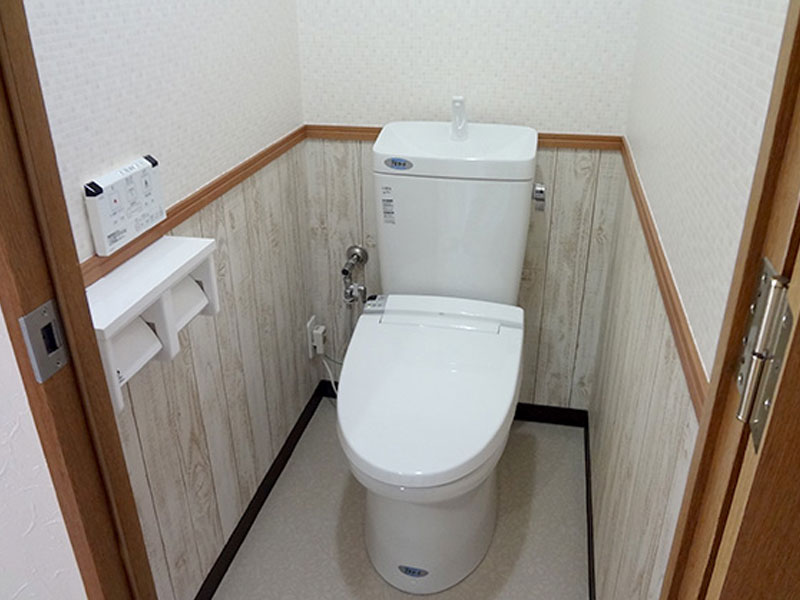 立川市のトイレリフォーム事例 腰の位置でクロスを切り替えおしゃれなトイレ